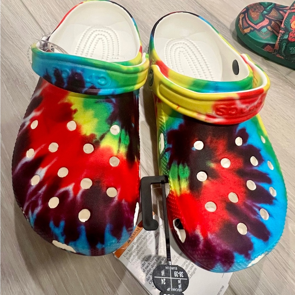 NWT Crocs tie dye rainbow kids size J6